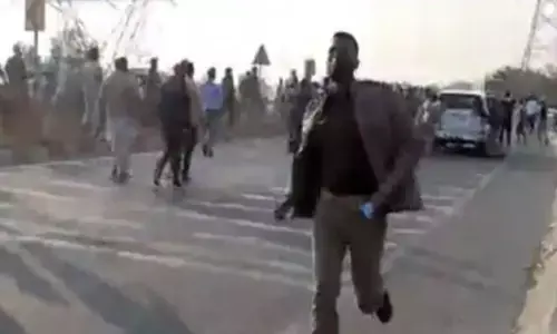 रामपुर : NH-24 पर उग्र हुए किसानों ने मुरादाबाद एसएसपी की गाड़ी पर किया हमला, SSP ने भागकर बचाई जान रामपुर : NH-24 पर उग्र हुए किसानों ने मुरादाबाद एसएसपी की गाड़ी पर किया हमला, SSP ने भागकर बचाई जान