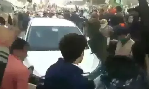 प्रदर्शनकारी किसानों ने हरियाणा के मुख्यमंत्री को दिखाए काले झंडे, रास्ता भी रोका प्रदर्शनकारी किसानों ने हरियाणा के मुख्यमंत्री को दिखाए काले झंडे, रास्ता भी रोका