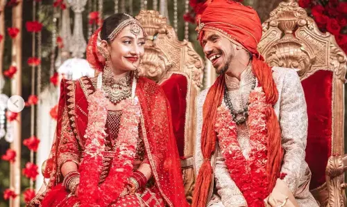 क्रिकेटर युजवेंद्र चहल ने धनश्री वर्मा से रचाई शादी, फैंस के साथ शेयर की खूबसूरत तस्वीरें क्रिकेटर युजवेंद्र चहल ने धनश्री वर्मा से रचाई शादी, फैंस के साथ शेयर की खूबसूरत तस्वीरें