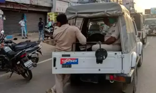 ताबड़तोड़ फायरिंग करके घर से महिला ट्यूशन टीचर को किडनैप करके ले गए, स्टूडेंट के बाप पर आरोप ताबड़तोड़ फायरिंग करके घर से महिला ट्यूशन टीचर को किडनैप करके ले गए, स्टूडेंट के बाप पर आरोप