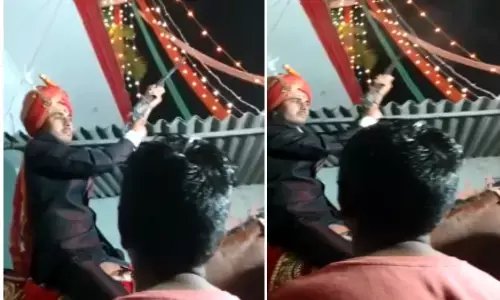 घोड़ी पर सवार दूल्हा कर रहा है अवैध तमंचे से हर्ष फायरिंग और फिर हुआ जो नहीं होना था! घोड़ी पर सवार दूल्हा कर रहा है अवैध तमंचे से हर्ष फायरिंग और फिर हुआ जो नहीं होना था!