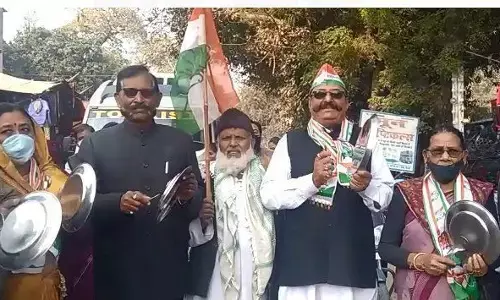 बिजनौर में कांग्रेसियों ने घेरा सांसद मलूक नागर का घर बिजनौर में कांग्रेसियों ने घेरा सांसद मलूक नागर का घर