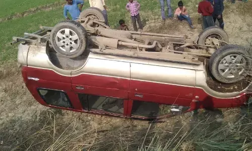 बाइक बचाने के चक्कर में गड्ढे में गिरी टवेरा और ....