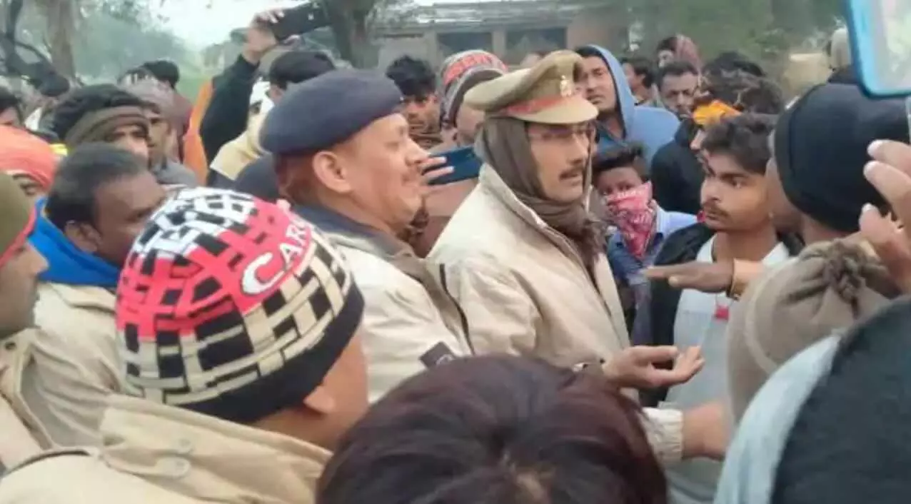 यूपी : महोबा में तेज रफ्तार ट्रक ने पांच छात्रों को रौंदा, दो की मौत, आक्रोशित ग्रामीणों ने राजमार्ग पर लगाया जाम यूपी : महोबा में तेज रफ्तार ट्रक ने पांच छात्रों को रौंदा, दो की मौत, आक्रोशित ग्रामीणों ने राजमार्ग पर लगाया जाम