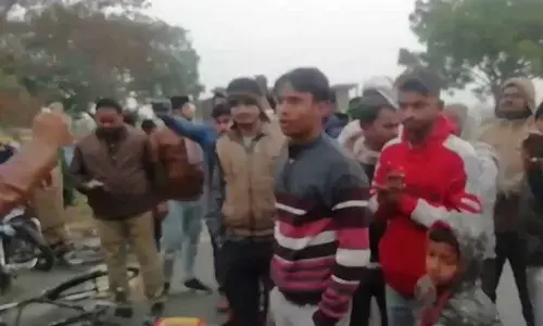 बेकाबू ट्रक ने साइकिल सवार 5 छात्रों को रौंदा, 2 की मौत, 3 अन्य घायल बेकाबू ट्रक ने साइकिल सवार 5 छात्रों को रौंदा, 2 की मौत, 3 अन्य घायल