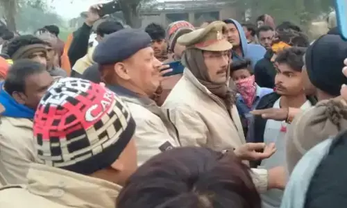 यूपी : महोबा में तेज रफ्तार ट्रक ने पांच छात्रों को रौंदा, दो की मौत, आक्रोशित ग्रामीणों ने राजमार्ग पर लगाया जाम यूपी : महोबा में तेज रफ्तार ट्रक ने पांच छात्रों को रौंदा, दो की मौत, आक्रोशित ग्रामीणों ने राजमार्ग पर लगाया जाम