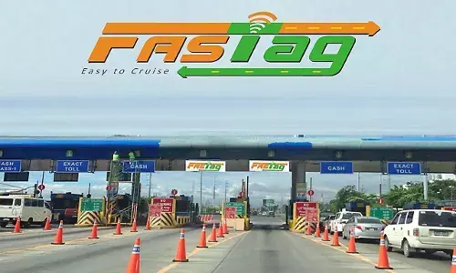 केंद्रीय मंत्री नितिन गडकरी ने की घोषणा, 1 जनवरी से सभी गाड़ियों के लिए FASTag अनिवार्य केंद्रीय मंत्री नितिन गडकरी ने की घोषणा, 1 जनवरी से सभी गाड़ियों के लिए FASTag अनिवार्य