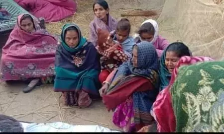 दो साल के मासूम बच्चे को फांसी लगाकर खुद भी फांसी के फंदे पर झूल गई माँ दो साल के मासूम बच्चे को फांसी लगाकर खुद भी फांसी के फंदे पर झूल गई माँ