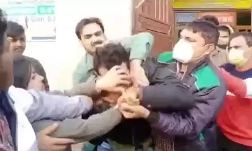 जब लडकी ने उतरा लडके के सर से चप्पल लेकर आशिकी का भूत जब लडकी ने उतरा लडके के सर से चप्पल लेकर आशिकी का भूत