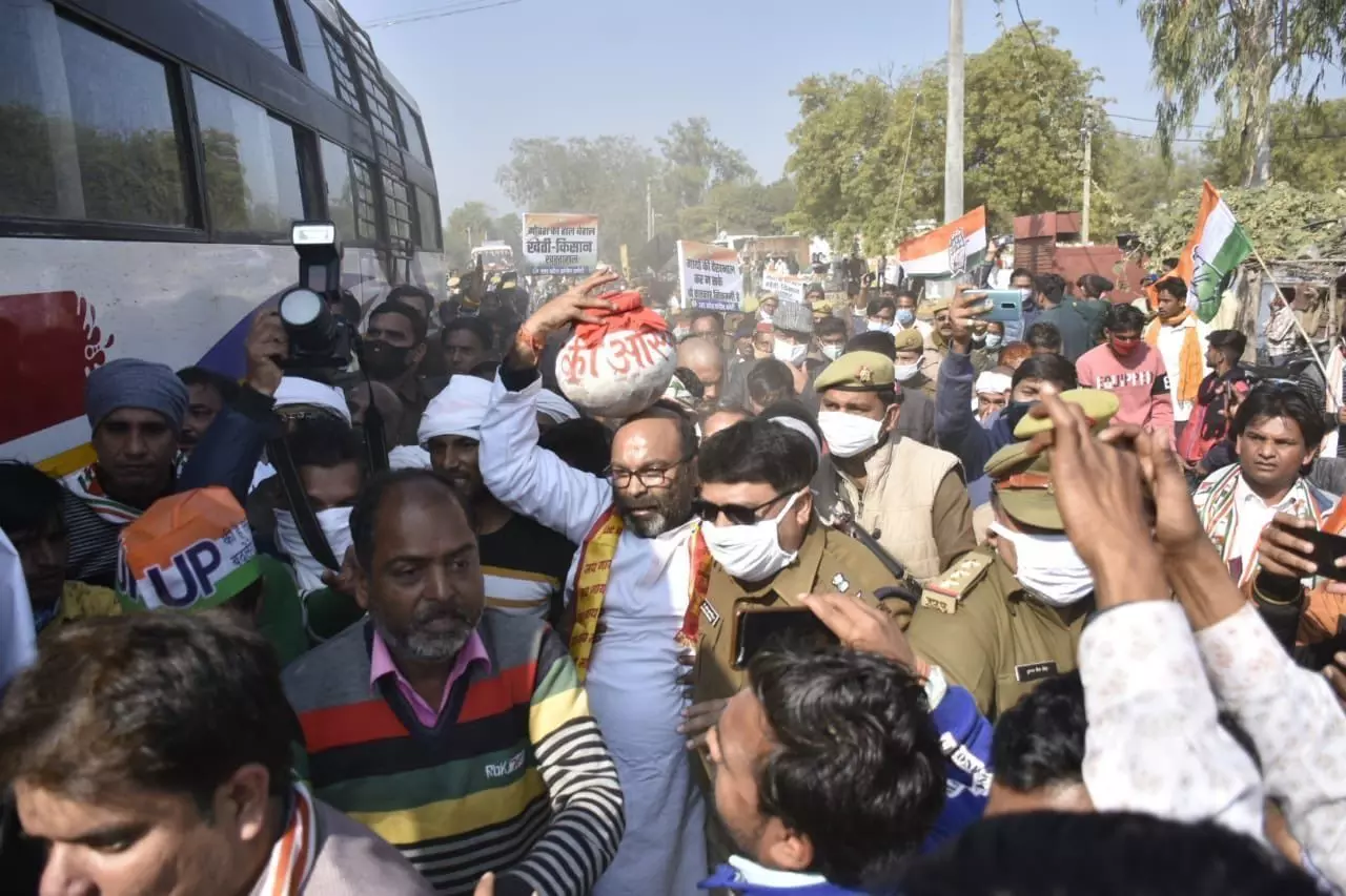 गाय बचाओ किसान बचाओ: ललितपुर में पदयात्रा के दौरान यूपी कांग्रेस अध्यक्ष अजय कुमार लल्लू गिरफ्तार