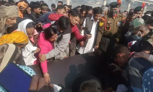 सैनिक का पार्थिव शरीर पहुंचते ही ग्रामीणों की आंखे हुई नम सैनिक का पार्थिव शरीर पहुंचते ही ग्रामीणों की आंखे हुई नम