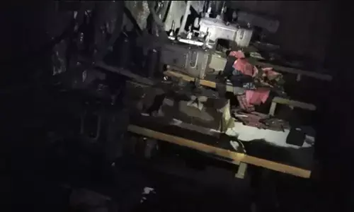 दिल्ली : मास्क बनाने वाली फैक्ट्री में लगी आग, 1 की मौत और 2 घायल दिल्ली : मास्क बनाने वाली फैक्ट्री में लगी आग, 1 की मौत और 2 घायल