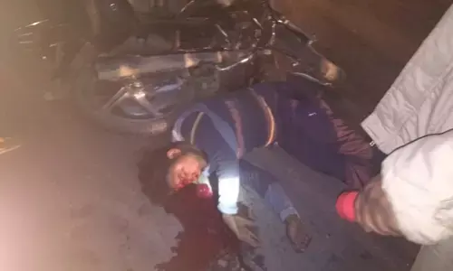 वाहन चालक को डंफर ने मारी टक्कर वाहन चालक को डंफर ने मारी टक्कर