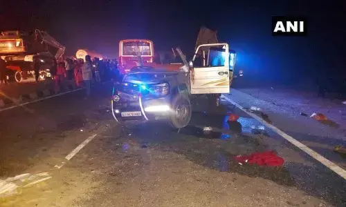 सडक हादसे में पांच लोंगों की मौत और छह घायल सडक हादसे में पांच लोंगों की मौत और छह घायल