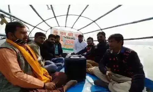 जब नाव पर संगम में सुनी गई प्रधानमंत्री मोदी के मन की बात जब नाव पर संगम में सुनी गई प्रधानमंत्री मोदी के मन की बात
