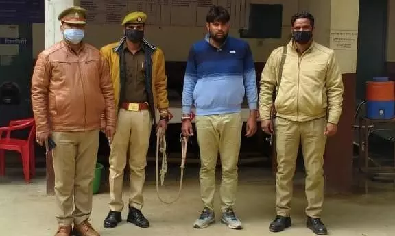 इटावा पुलिस ने अभियुक्त को चोरी की हुई फैक्ट्री मेड अवैध रायफल समेत किया गिरफ्तार