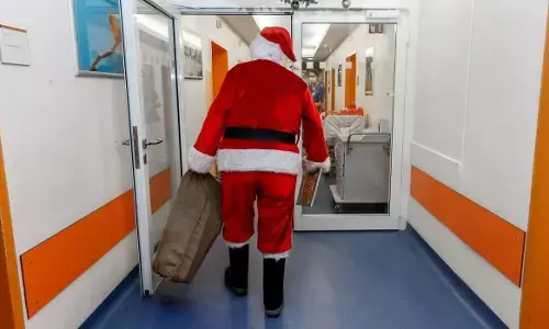 गिफ्ट देने आए सैंटा क्लॉज ने लोगों में फैला दिया कोरोना, 18 की मौत और 121 हुए बीमार