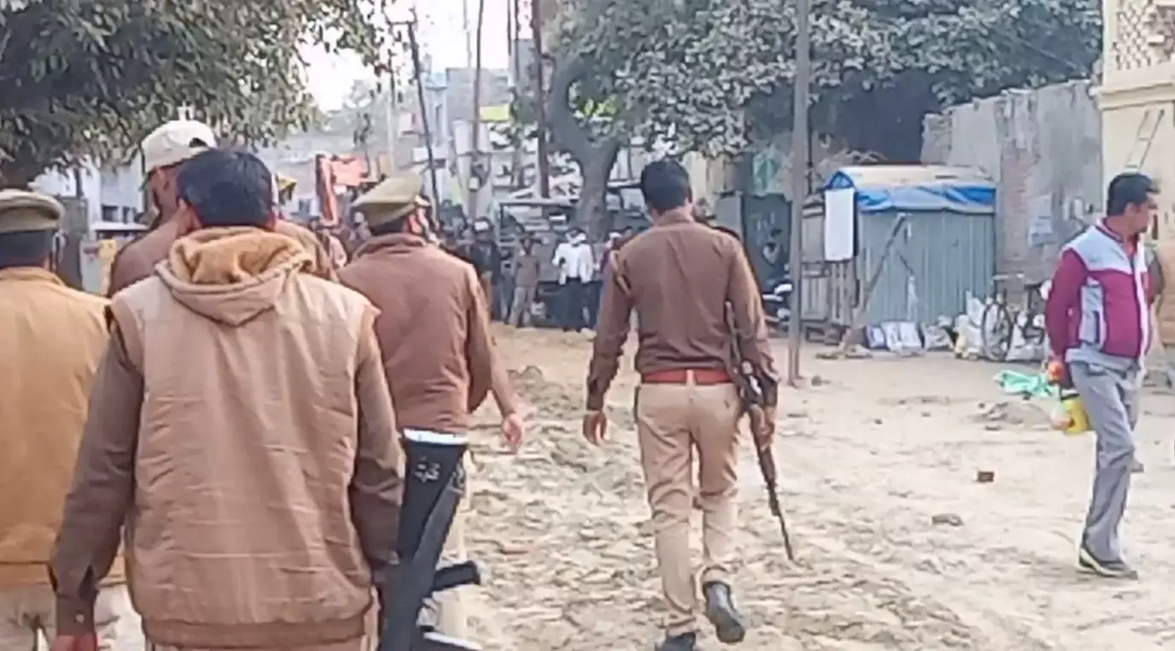 एटा : अधिवक्ता ने कर दी पूरी पुलिस टीम पर फायरिंग, वीडियो हो रहा है वायरल एटा : अधिवक्ता ने कर दी पूरी पुलिस टीम पर फायरिंग, वीडियो हो रहा है वायरल