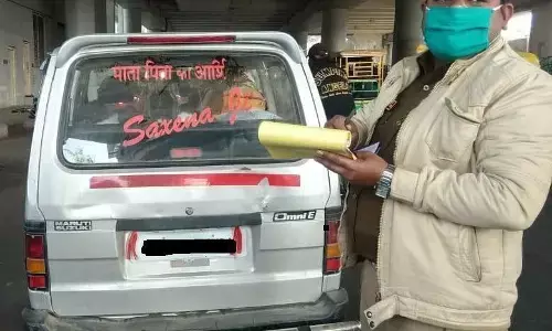 यूपी में जातिसूचक शब्द गाडी पर लिखे होने पर हुआ पहला चालान! यूपी में जातिसूचक शब्द गाडी पर लिखे होने पर हुआ पहला चालान!