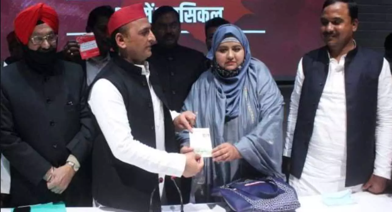 शायर मुनव्वर राणा की बेटी सुमैया ने थामा समाजवादी पार्टी का हाथ, अखिलेश यादव ने दिलवाई सदस्यता शायर मुनव्वर राणा की बेटी सुमैया ने थामा समाजवादी पार्टी का हाथ, अखिलेश यादव ने दिलवाई सदस्यता