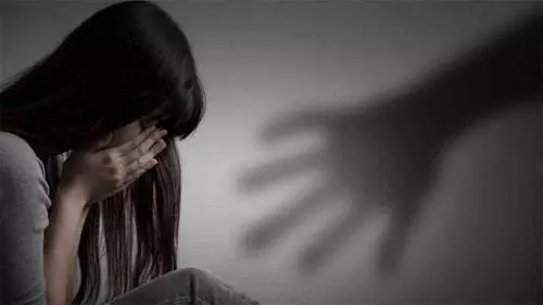 नाबालिग बेटी से पिता ने लॉकडाउन में किया दुष्कर्म नाबालिग बेटी से पिता ने लॉकडाउन में किया दुष्कर्म