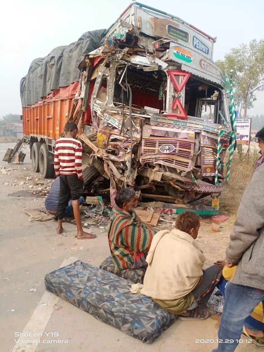 सड़क हादसे में चालक खलासी गंभीर घायल