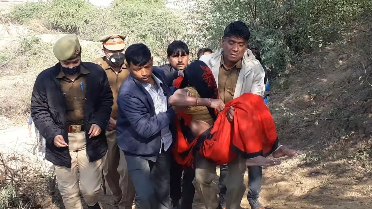 इटावा पुलिस ने फिर बचाई एक जान, चंबल नदी में कूदी युवती को निकाला जिंदा इटावा पुलिस ने फिर बचाई एक जान, चंबल नदी में कूदी युवती को निकाला जिंदा