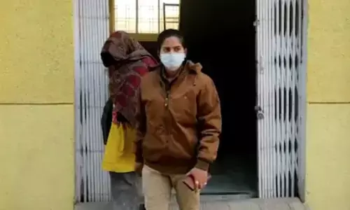 बांदा: चाइल्ड पोर्न वीडियो बनाने वाले जूनियर इंजीनियर के परिवार पर कसा CBI का शिकंजा, पत्नी गिरफ्तार बांदा: चाइल्ड पोर्न वीडियो बनाने वाले जूनियर इंजीनियर के परिवार पर कसा CBI का शिकंजा, पत्नी गिरफ्तार