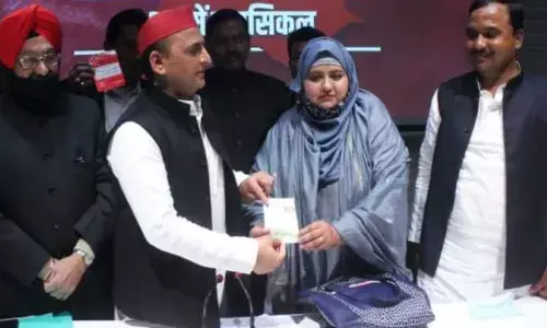 शायर मुनव्वर राणा की बेटी सुमैया ने थामा समाजवादी पार्टी का हाथ, अखिलेश यादव ने दिलवाई सदस्यता