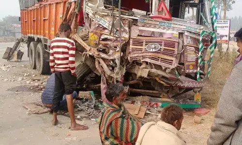 सड़क हादसे में चालक खलासी गंभीर घायल सड़क हादसे में चालक खलासी गंभीर घायल
