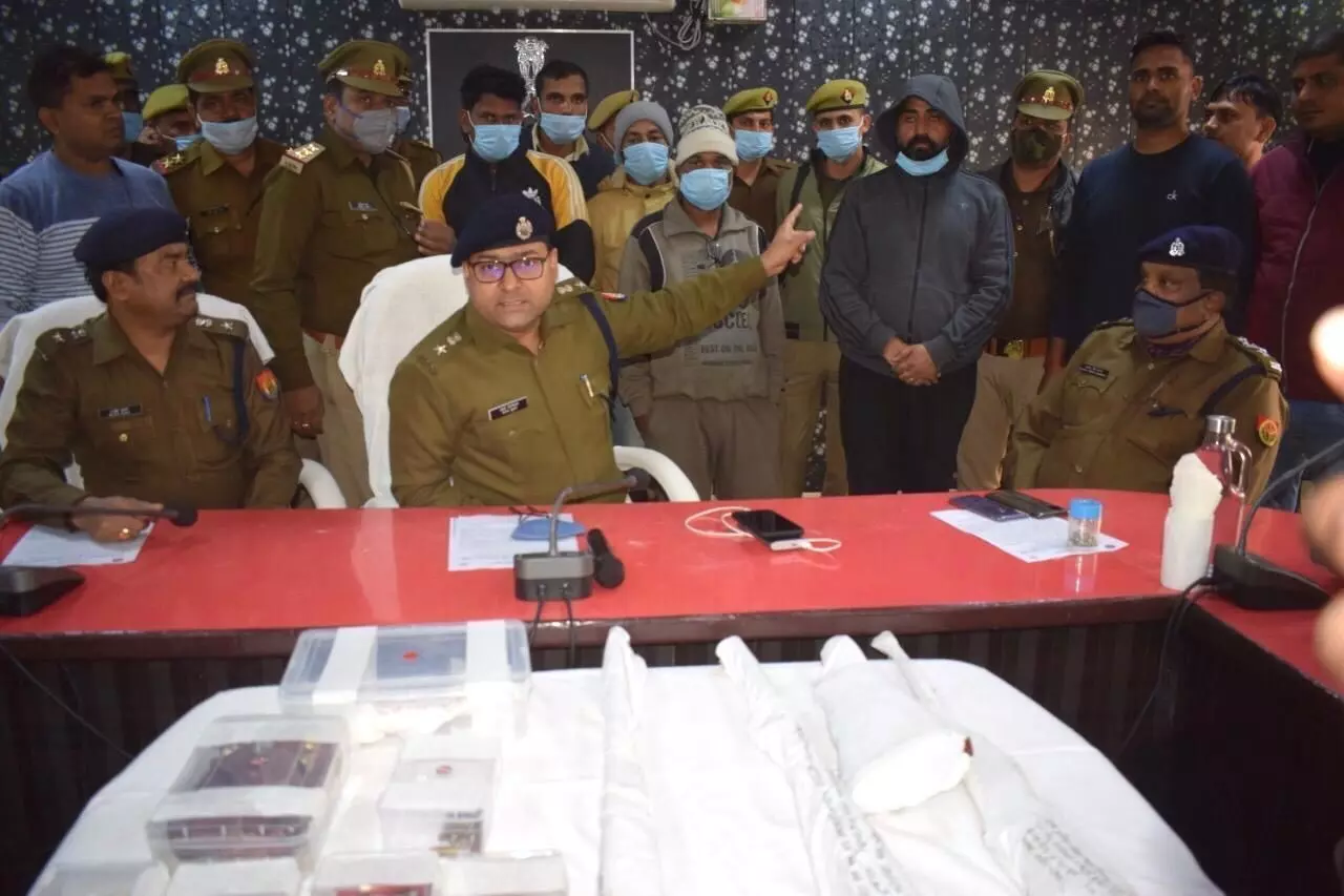 फिरोजाबाद पुलिस की बड़ी कामयाबी: कुख्यात अशोक दीक्षित गैंग (डी-27) के आठ सदस्यों से पुलिस से मुठभेड, पांच गिरफ्तार फिरोजाबाद पुलिस की बड़ी कामयाबी: कुख्यात अशोक दीक्षित गैंग (डी-27) के आठ सदस्यों से पुलिस से मुठभेड, पांच गिरफ्तार