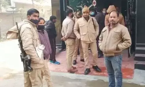 उत्तर प्रदेश में खनन घोटाला: पूर्व मंत्री गायत्री प्रजापति के अमेठी और लखनऊ आवास पर एक साथ ED की छापेमारी उत्तर प्रदेश में खनन घोटाला: पूर्व मंत्री गायत्री प्रजापति के अमेठी और लखनऊ आवास पर एक साथ ED की छापेमारी