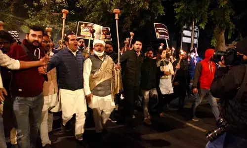 मोदी सरकार के खिलाफ युवा कांग्रेस ने दिल्ली में निकाला मशाल जुलूस, कृषि कानून वापिस लेने और संसद सत्र बुलाने की मांग मोदी सरकार के खिलाफ युवा कांग्रेस ने दिल्ली में निकाला मशाल जुलूस, कृषि कानून वापिस लेने और संसद सत्र बुलाने की मांग