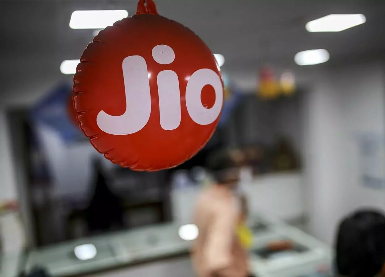 Jio ने यूजर्स को दिया नए साल का तोहफा, किसी भी नंबर पर लोकल कॉल्स फ्री