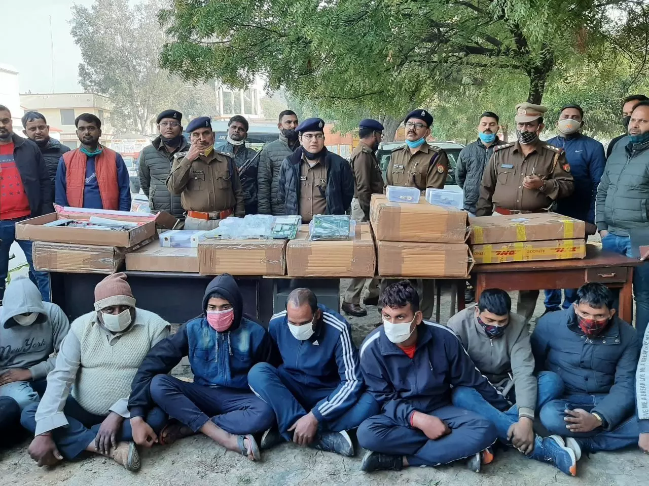 इटावा पुलिस का डकैती, लूटपाट करने वाले अन्तर्राष्ट्रीय गिरोह का पर्दाफास, 10बदमाशों से 3 करोड रूपये के उपकरण और वाहन बरामद