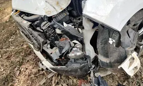 एसडीओ की कार पेड़ से टकराई,बाल-बाल बचे एसडीओ की कार पेड़ से टकराई,बाल-बाल बचे