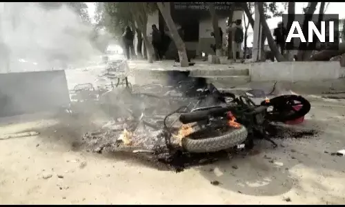 आगरा में युवक की मौत पर वबाल, वसूली का आरोप लगा पुलिस को दौड़ाकर पीटा, चौकी फूंकी आगरा में युवक की मौत पर वबाल, वसूली का आरोप लगा पुलिस को दौड़ाकर पीटा, चौकी फूंकी