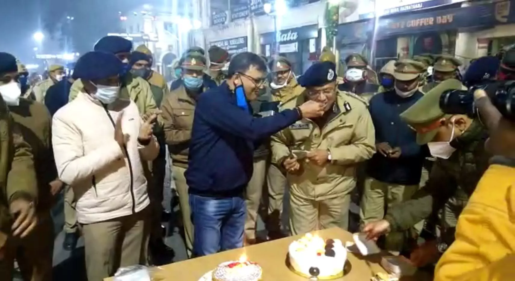 कमिश्नर डीके ठाकुर ने पुलिस अधिकारीयों के साथ मिलकर मनाया नये साल का जश्न