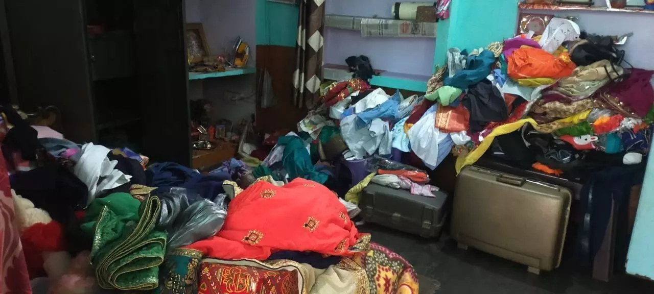 बंद घर में आभूषण समेत लाखों की चोरी बंद घर में आभूषण समेत लाखों की चोरी