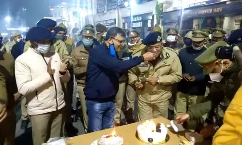 कमिश्नर डीके ठाकुर ने पुलिस अधिकारीयों के साथ मिलकर मनाया नये साल का जश्न कमिश्नर डीके ठाकुर ने पुलिस अधिकारीयों के साथ मिलकर मनाया नये साल का जश्न