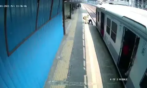 रेलवे ट्रैक पर फंसे बुजुर्ग के कॉन्स्टेबल ने अंतिम सेकेंड में बचाई जान, जानकर काँप गई रूह रेलवे ट्रैक पर फंसे बुजुर्ग के कॉन्स्टेबल ने अंतिम सेकेंड में बचाई जान, जानकर काँप गई रूह