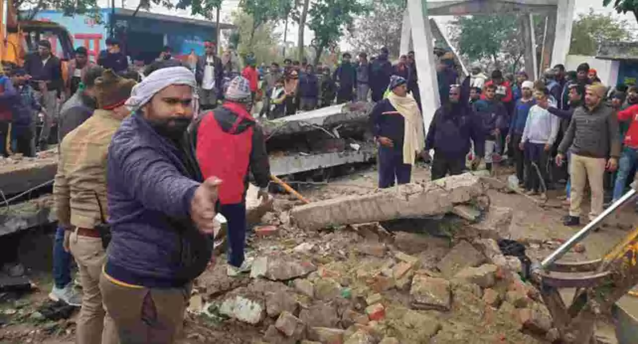 गाजियाबाद के श्मशान घाट की छत गिरने से 22 लोगों की मौत, CM योगी ने मांगी रिपोर्ट गाजियाबाद के श्मशान घाट की छत गिरने से 22 लोगों की मौत, CM योगी ने मांगी रिपोर्ट
