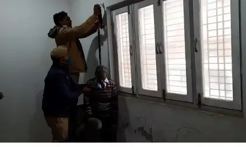 बीजेपी नेता के कार्यालय पर तैनात सिक्योरिटी गार्ड फांसी के फंदे पर झूलता मिला बीजेपी नेता के कार्यालय पर तैनात सिक्योरिटी गार्ड फांसी के फंदे पर झूलता मिला
