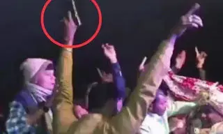 देवर भाभी ने हाथ में हथियार लेकर किया डांस, मची बारात में खलबली देवर भाभी ने हाथ में हथियार लेकर किया डांस, मची बारात में खलबली