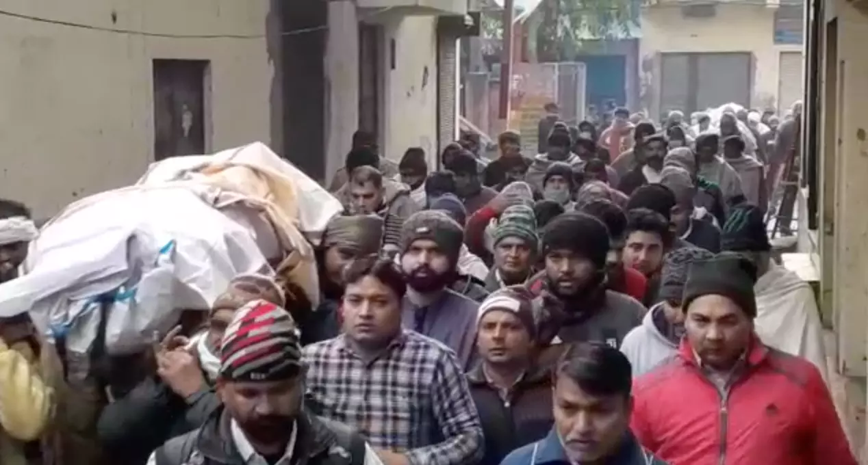 शामली में एक साथ उठी पिता पुत्र की अर्थी, मुरादनगर शमशान घाट में लेंटर के नीचे दबने से हुई थी मौत शामली में एक साथ उठी पिता पुत्र की अर्थी, मुरादनगर शमशान घाट में लेंटर के नीचे दबने से हुई थी मौत