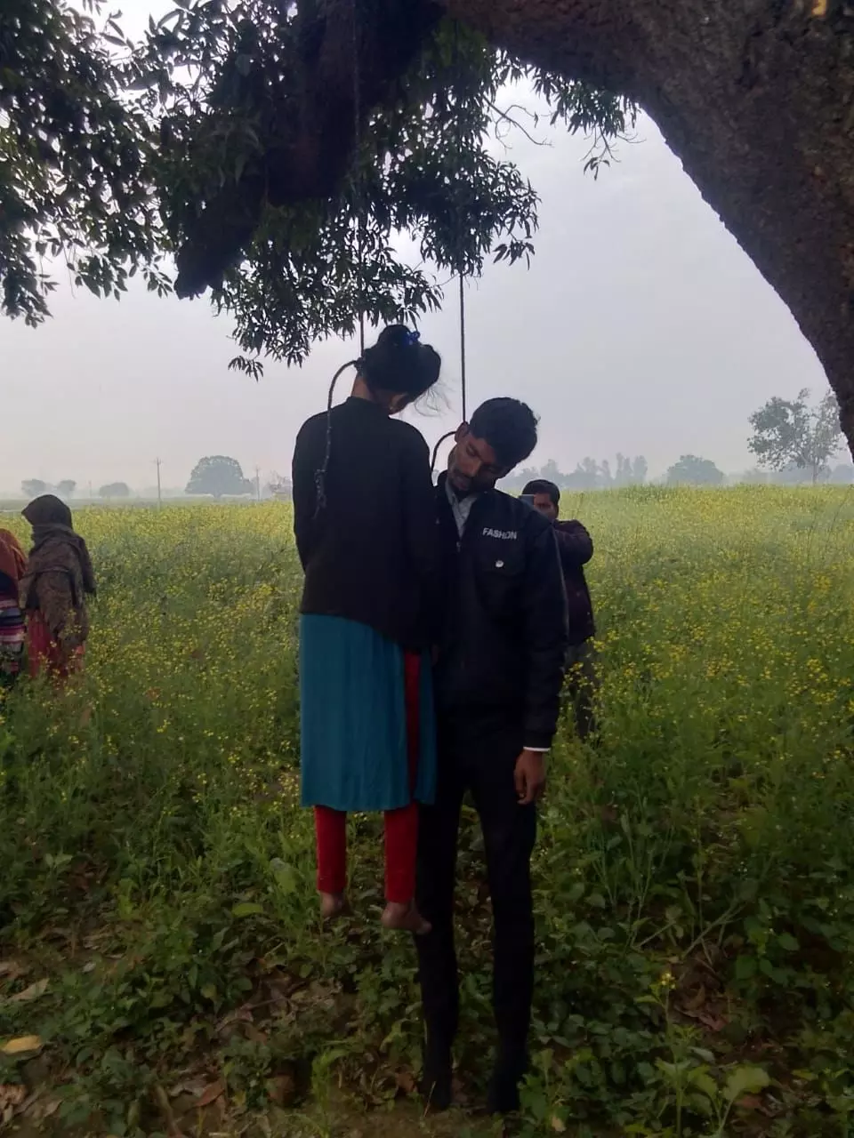प्रेमी युगल ने फाँसी लगाकर की आत्महत्या प्रेमी युगल ने फाँसी लगाकर की आत्महत्या