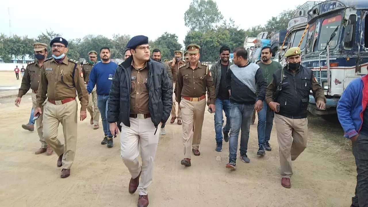 इटावा SSP आकाश तोमर की बड़ी कामयाबी, तकरीबन 8 करोड़ कीमत के 41 चोरी किए गए वाहन समेत 3 गिरफ्तार इटावा SSP आकाश तोमर की बड़ी कामयाबी, तकरीबन 8 करोड़ कीमत के 41 चोरी किए गए वाहन समेत 3 गिरफ्तार