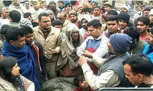 पुलिस की दबिश के दौरान हाथापाई में गई अधेड की जान, एसपी ने घटनास्थल पर जाकर परिजनों से की बात पुलिस की दबिश के दौरान हाथापाई में गई अधेड की जान, एसपी ने घटनास्थल पर जाकर परिजनों से की बात