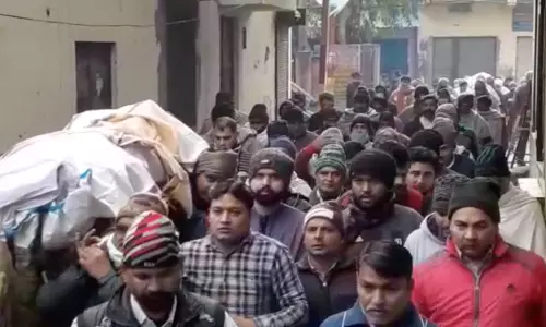 शामली में एक साथ उठी पिता पुत्र की अर्थी, मुरादनगर शमशान घाट में लेंटर के नीचे दबने से हुई थी मौत शामली में एक साथ उठी पिता पुत्र की अर्थी, मुरादनगर शमशान घाट में लेंटर के नीचे दबने से हुई थी मौत