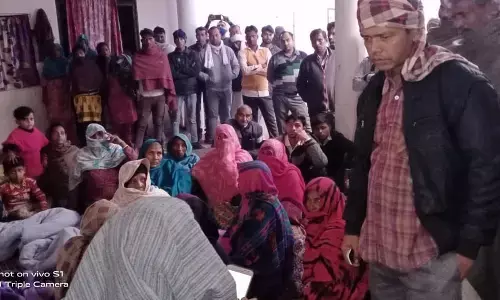 मृतक के घर सपा नेता पूर्व विधायक शशिबाला पुंडीर गांव खेड़ा मुगल पहुंची मृतक के घर सपा नेता पूर्व विधायक शशिबाला पुंडीर गांव खेड़ा मुगल पहुंची